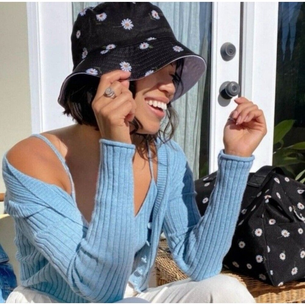 Alice + Olivia Women’s Daisy Print & Solid White Reversible Bucket Hat